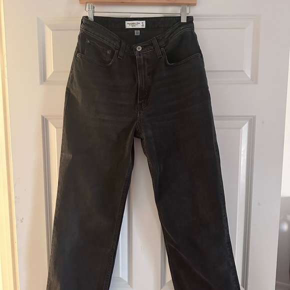 Selling a pair of Abercrombie 90s relaxed high rise jeans. - Picture 3 of 3
